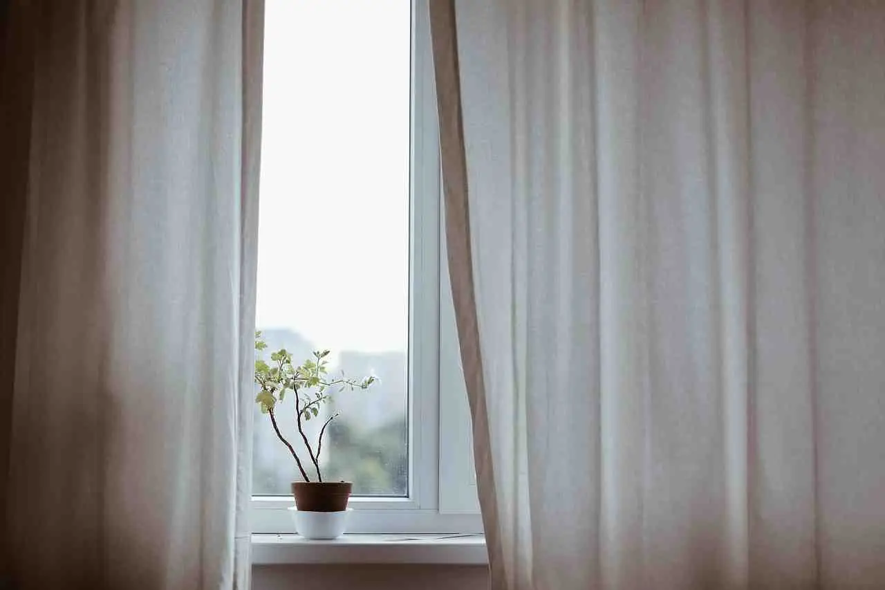 Come raffreddare la camera da letto senza climatizzatore: la guida dell’architetto Come raffreddare la camera da letto senza climatizzatore: la guida dell’architetto