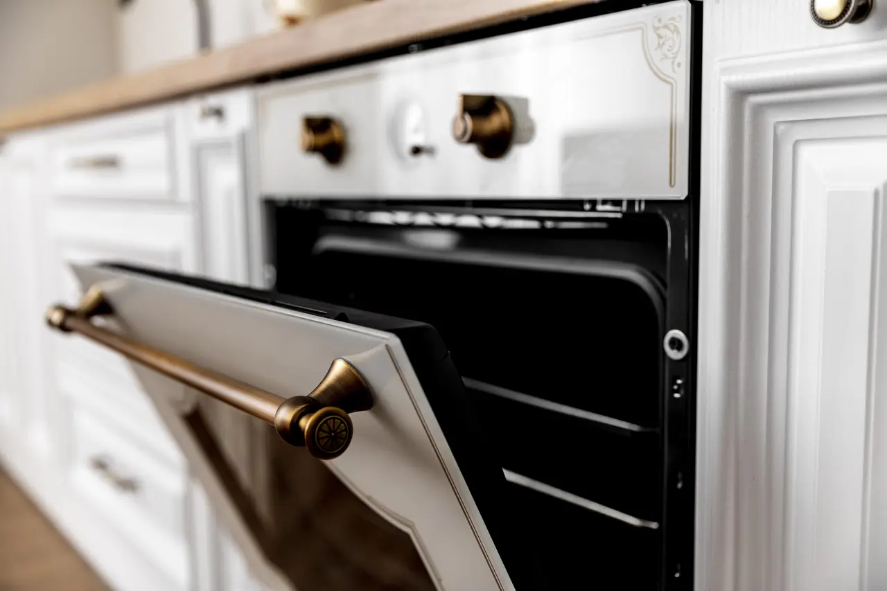 Pulire il forno con il bicarbonato: ecco come farlo senza fatica Pulire il forno con il bicarbonato: ecco come farlo senza fatica