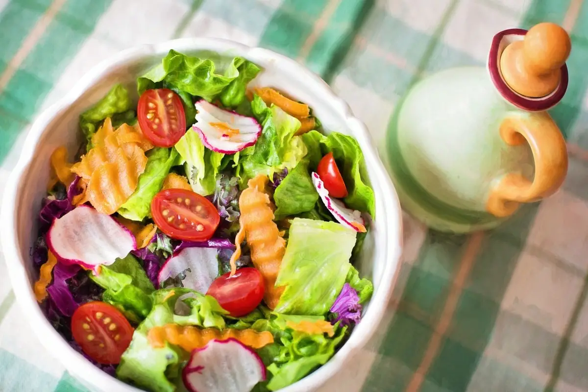 Mangiare insalata ogni sera: fa bene o rallenta la digestione? Il parere dei dietologi Mangiare insalata ogni sera: fa bene o rallenta la digestione? Il parere dei dietologi