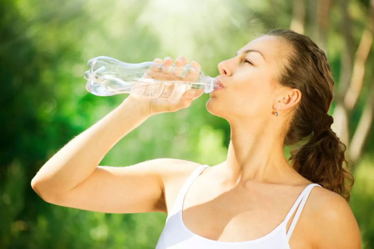Bevi acqua al mattino appena sveglio? Ecco cosa succede davvero al corpo Bevi acqua al mattino appena sveglio? Ecco cosa succede davvero al corpo