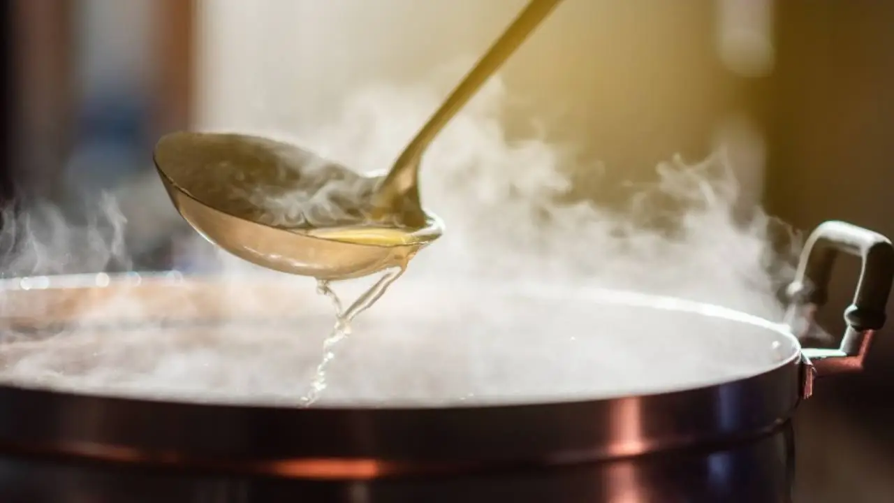 Acqua di cottura delle verdure per innaffiare: il trucco sostenibile che rinforza il terreno Acqua di cottura delle verdure per innaffiare: il trucco sostenibile che rinforza il terreno