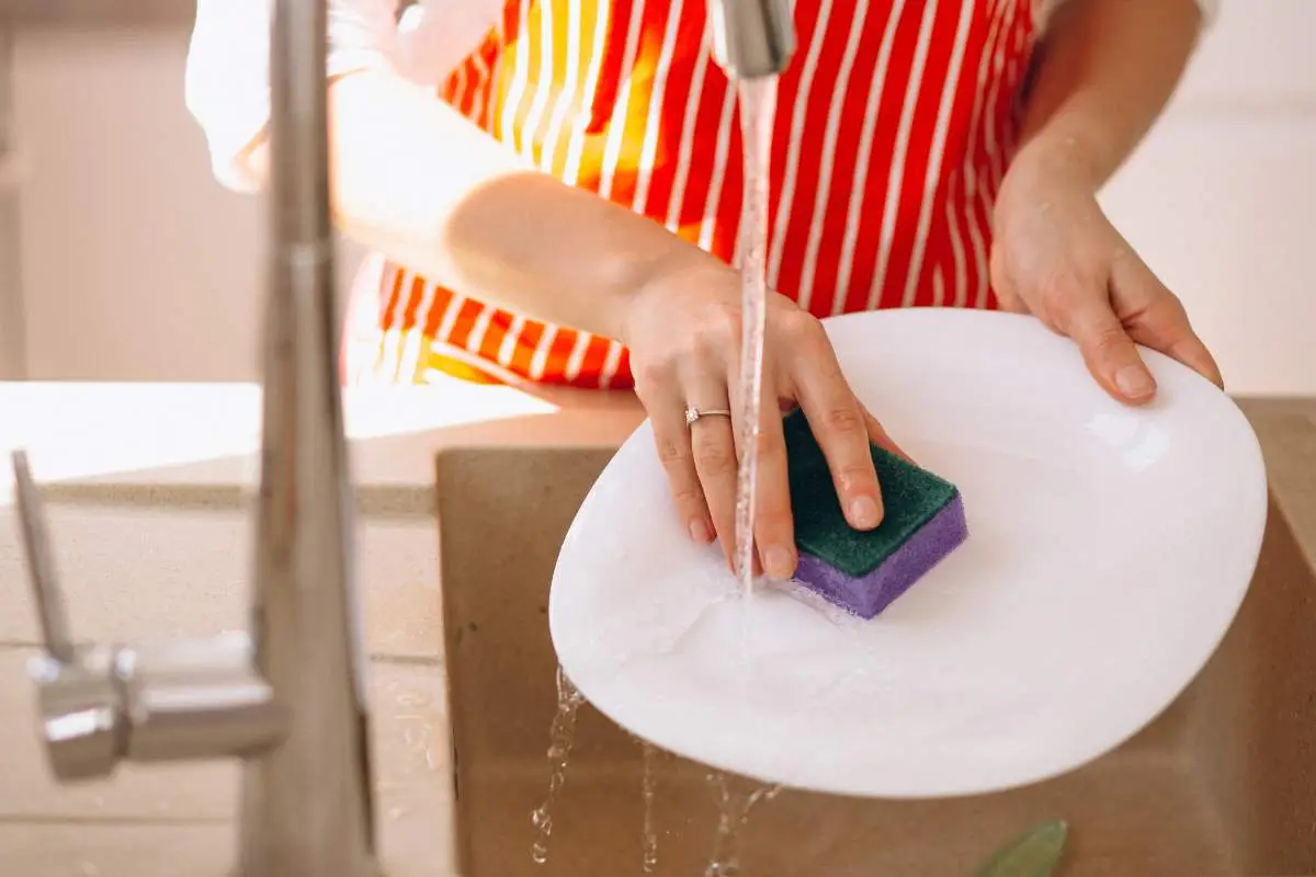 Sai perché lavare i piatti con l’acqua troppo calda può essere rischioso? Sai perché lavare i piatti con l’acqua troppo calda può essere rischioso?