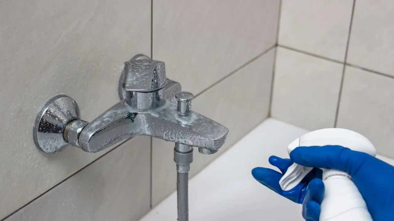 Elimina il calcare dal rubinetto in pochi minuti con un rimedio casalingo semplicissimo Elimina il calcare dal rubinetto in pochi minuti con un rimedio casalingo semplicissimo