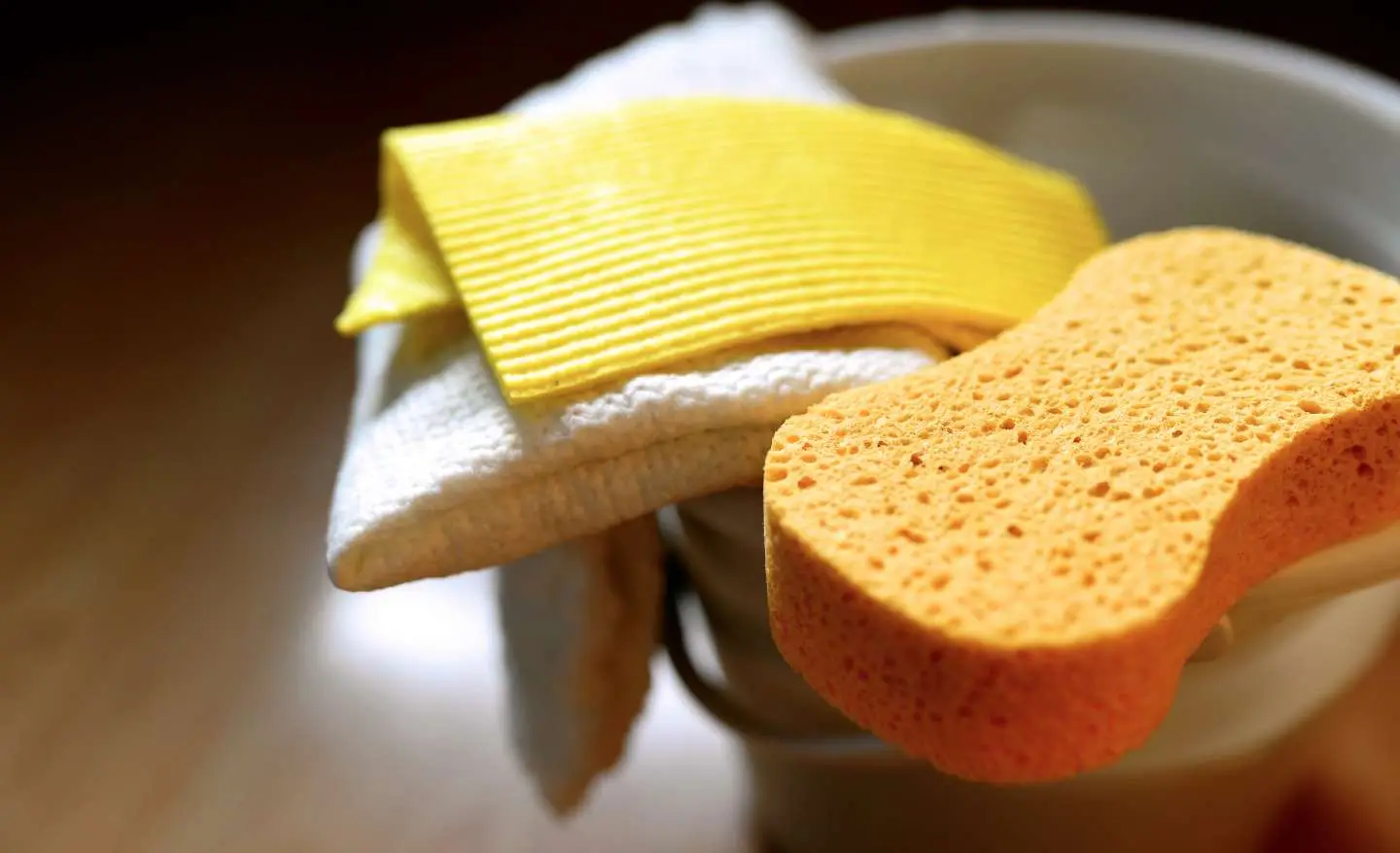 Sai davvero come si igienizza la spugna da cucina senza rischi per la salute? Sai davvero come si igienizza la spugna da cucina senza rischi per la salute?