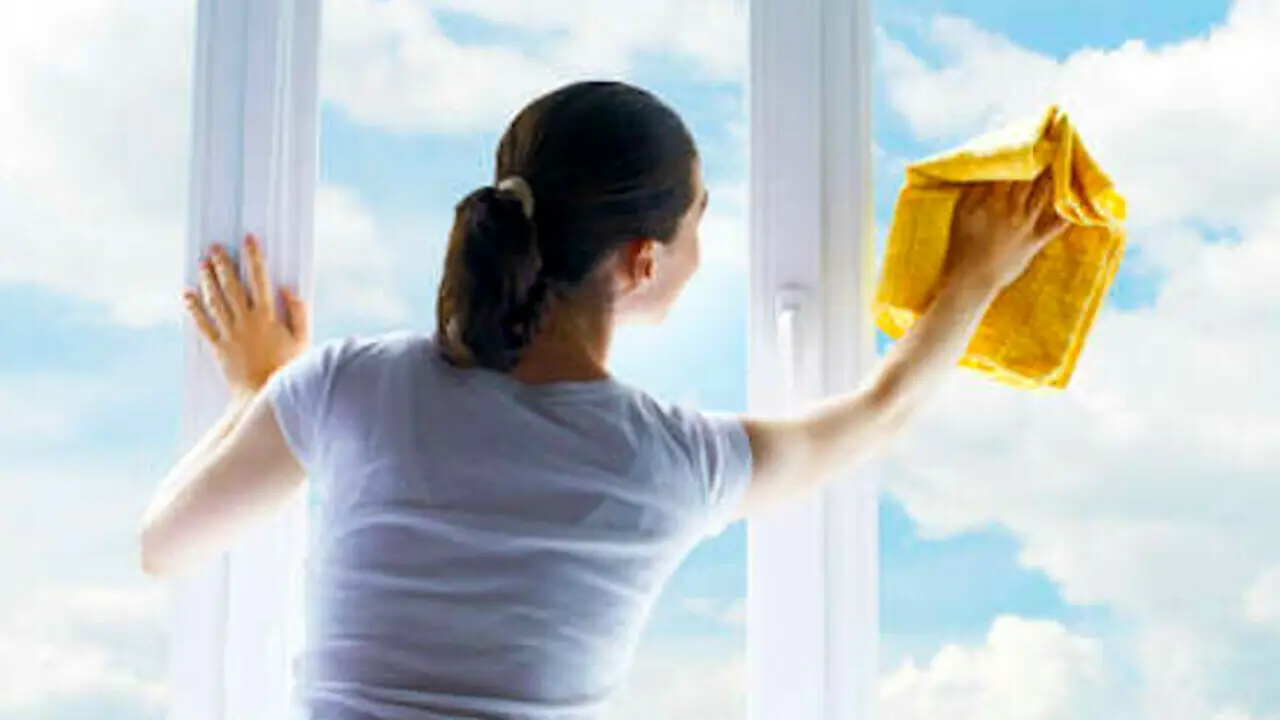 Sai che pulire le finestre al sole può peggiorare le macchie? Scopri come evitare errori Sai che pulire le finestre al sole può peggiorare le macchie? Scopri come evitare errori