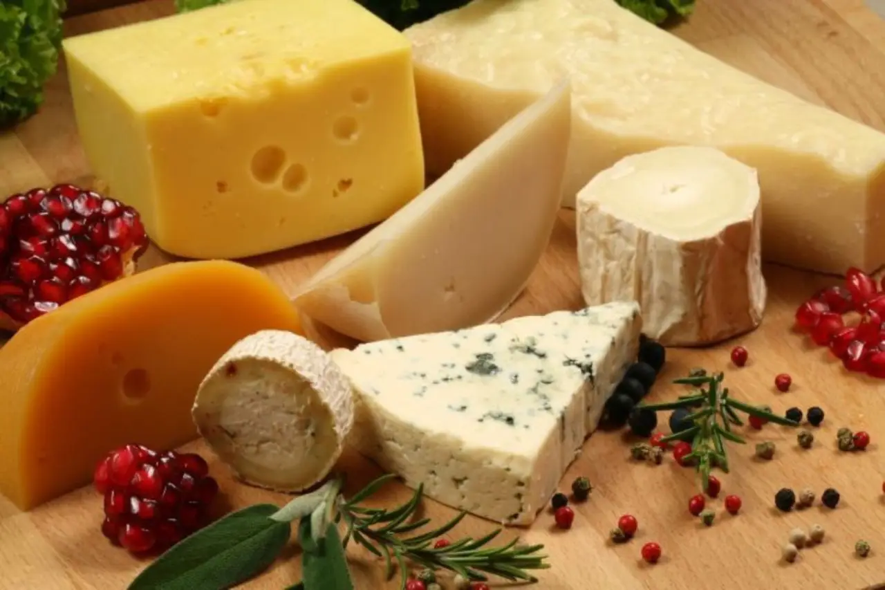 Formaggi stagionati e dolci confezionati: come riconoscere gli snack infiammatori per le articolazioni Formaggi stagionati e dolci confezionati: come riconoscere gli snack infiammatori per le articolazioni