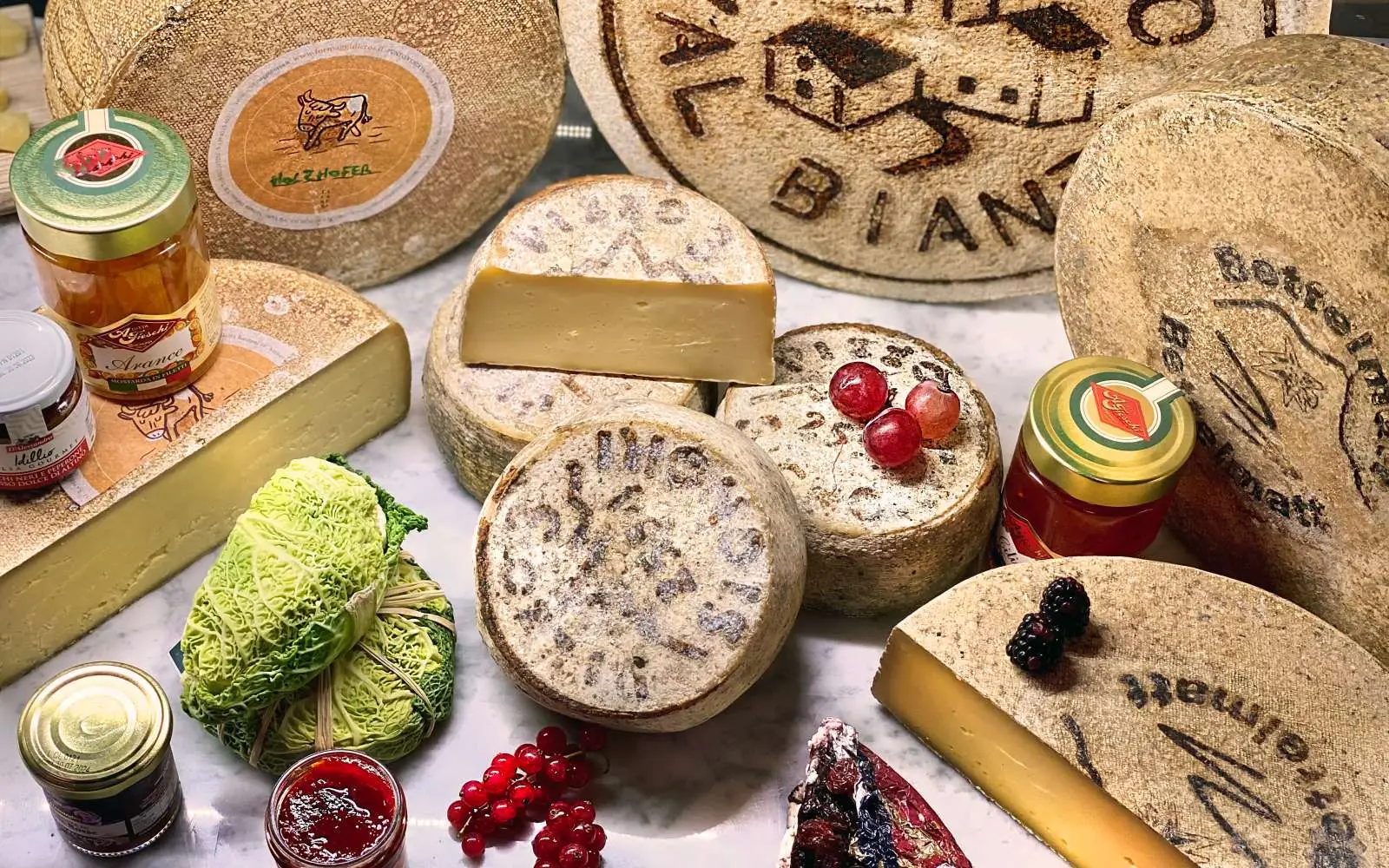 Formaggi stagionati e dolci confezionati: come riconoscere gli snack infiammatori per le articolazioni Formaggi stagionati e dolci confezionati: come riconoscere gli snack infiammatori per le articolazioni