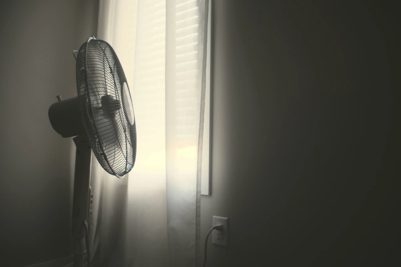 Come raffreddare la camera da letto senza climatizzatore: la guida dell’architetto Come raffreddare la camera da letto senza climatizzatore: la guida dell’architetto