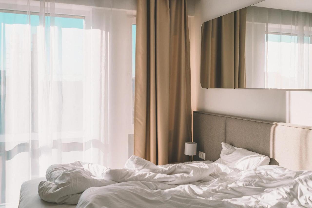 Come raffreddare la camera da letto senza climatizzatore: la guida dell’architetto Come raffreddare la camera da letto senza climatizzatore: la guida dell’architetto