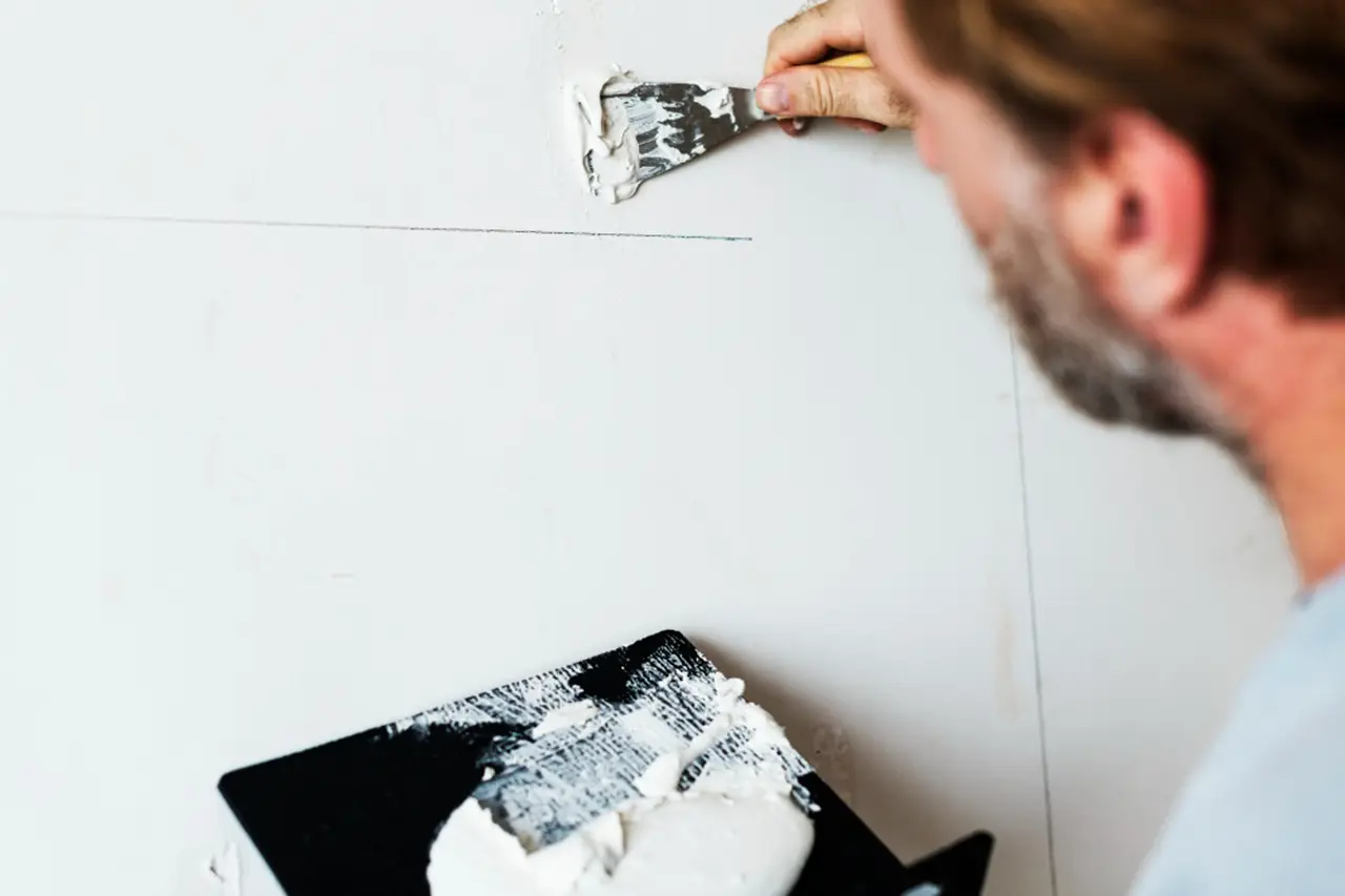 Riparare piccole crepe sui muri: ecco il materiale che non ti aspetti Riparare piccole crepe sui muri: ecco il materiale che non ti aspetti