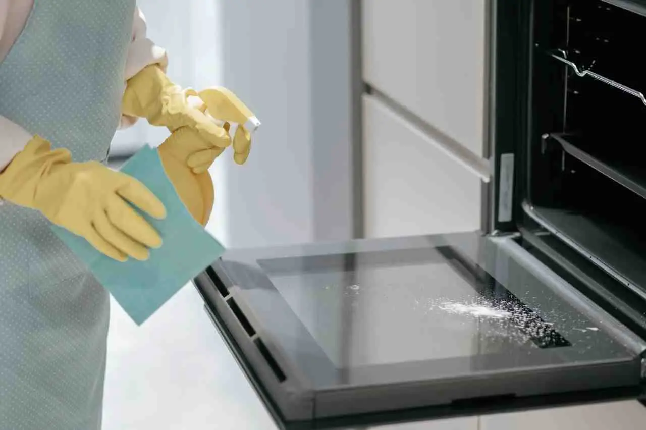 Pulire il forno con il bicarbonato: ecco come farlo senza fatica Pulire il forno con il bicarbonato: ecco come farlo senza fatica