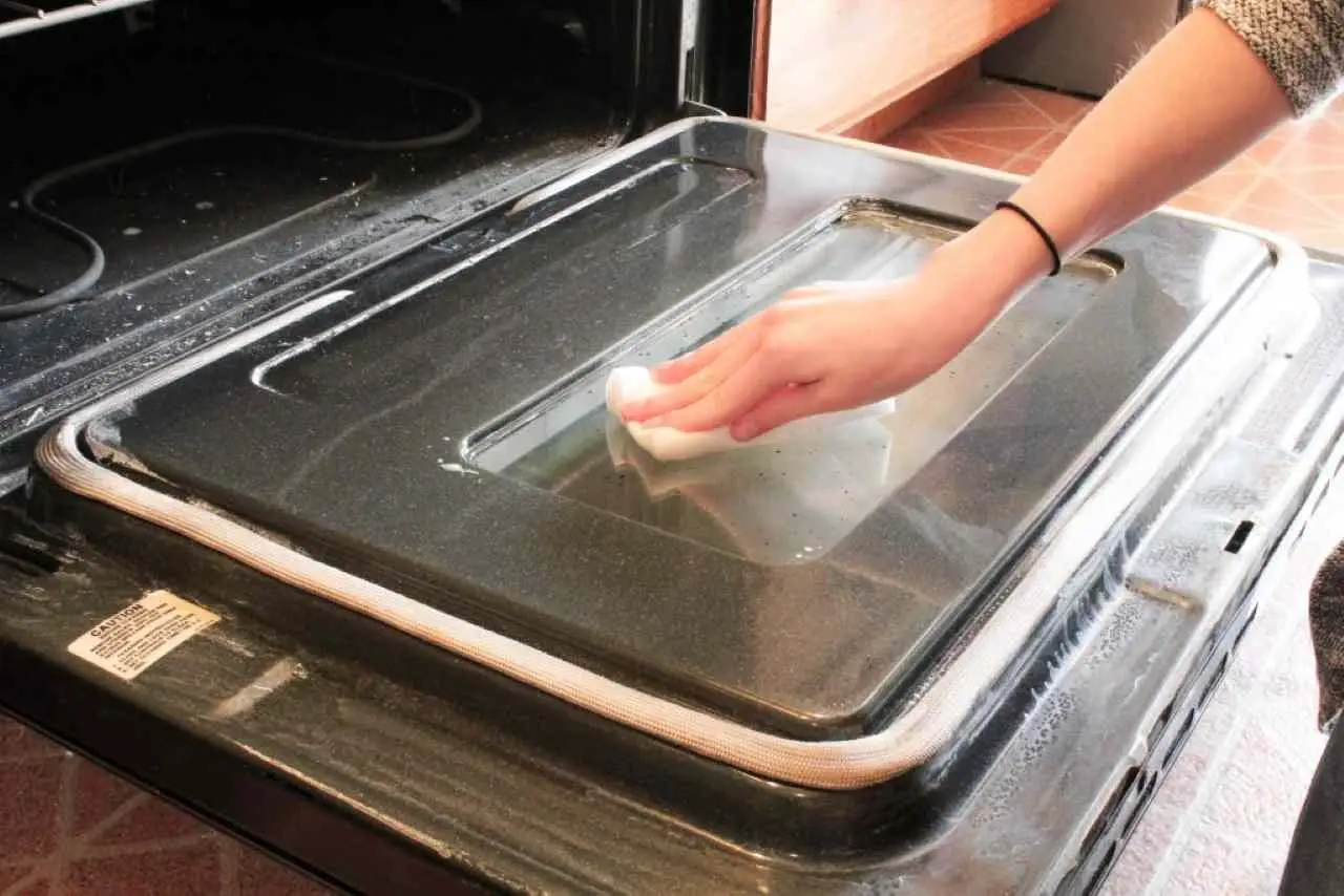 Pulire il forno con il bicarbonato: ecco come farlo senza fatica Pulire il forno con il bicarbonato: ecco come farlo senza fatica