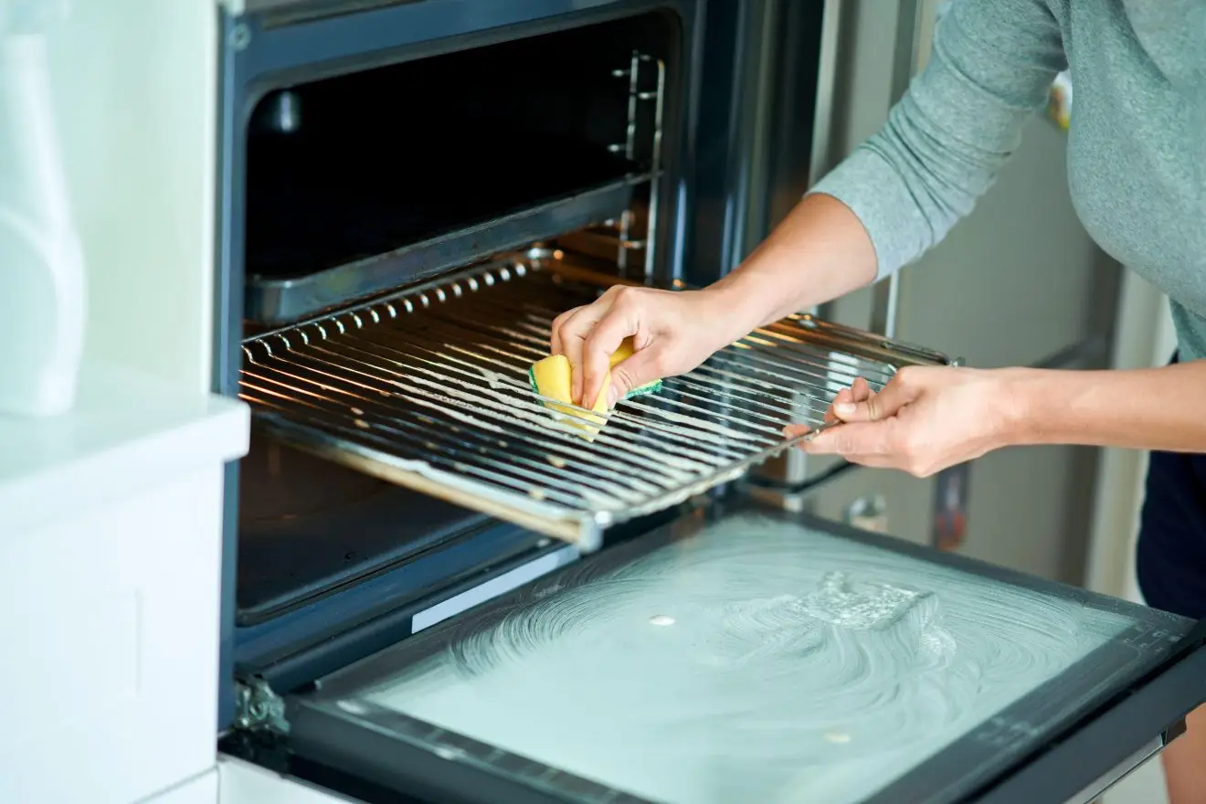 Pulire il forno con il bicarbonato: ecco come farlo senza fatica Pulire il forno con il bicarbonato: ecco come farlo senza fatica
