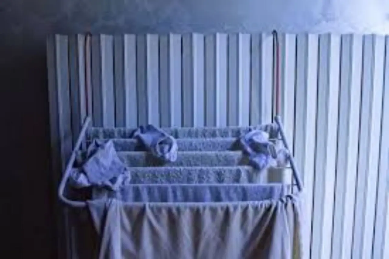 Non asciugare i panni in casa in questo modo: aumenta muffa e bollette Non asciugare i panni in casa in questo modo: aumenta muffa e bollette