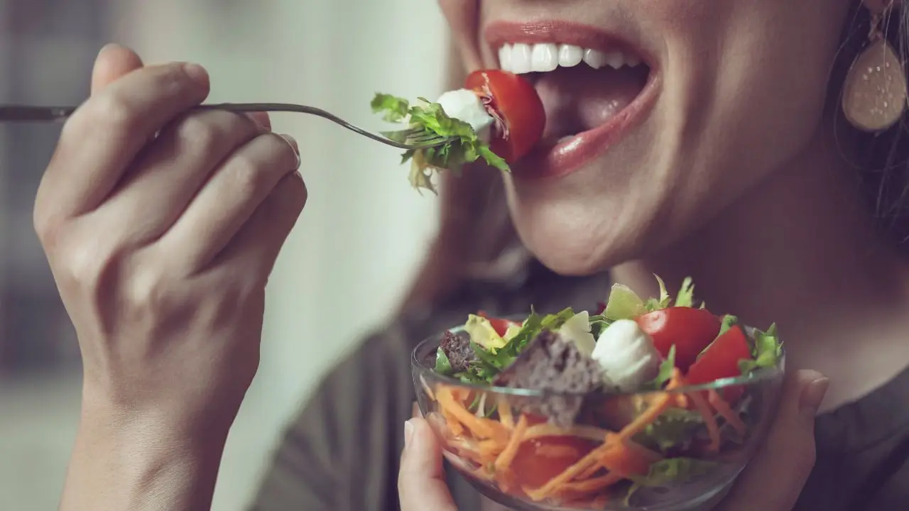 Mangiare insalata ogni sera: fa bene o rallenta la digestione? Il parere dei dietologi Mangiare insalata ogni sera: fa bene o rallenta la digestione? Il parere dei dietologi