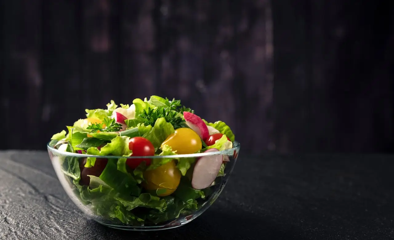 Mangiare insalata ogni sera: fa bene o rallenta la digestione? Il parere dei dietologi Mangiare insalata ogni sera: fa bene o rallenta la digestione? Il parere dei dietologi