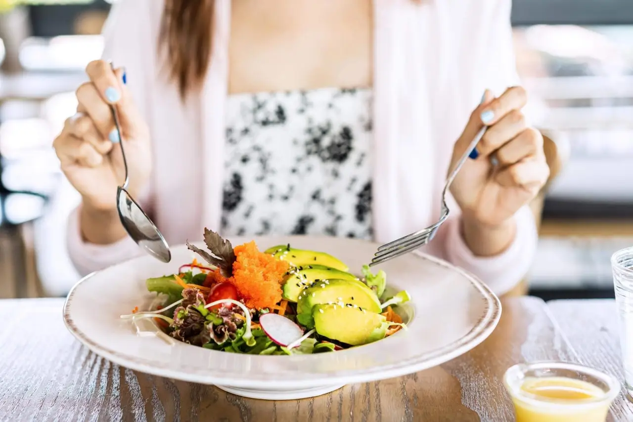 Mangiare insalata ogni sera: fa bene o rallenta la digestione? Il parere dei dietologi Mangiare insalata ogni sera: fa bene o rallenta la digestione? Il parere dei dietologi
