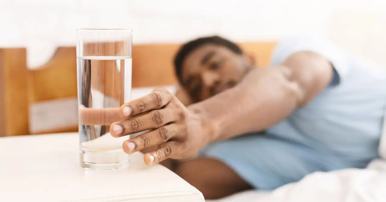 Bevi acqua al mattino appena sveglio? Ecco cosa succede davvero al corpo Bevi acqua al mattino appena sveglio? Ecco cosa succede davvero al corpo