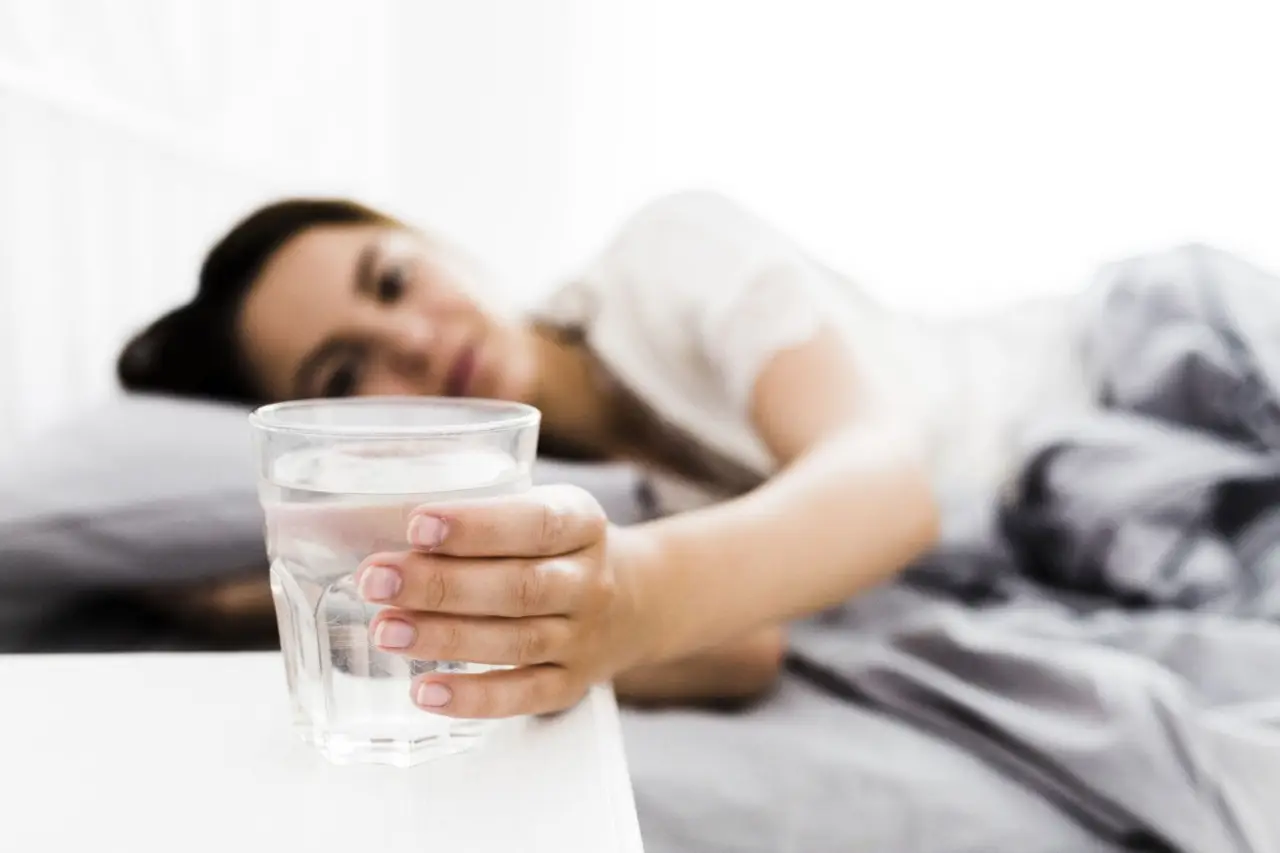 Bevi acqua al mattino appena sveglio? Ecco cosa succede davvero al corpo Bevi acqua al mattino appena sveglio? Ecco cosa succede davvero al corpo