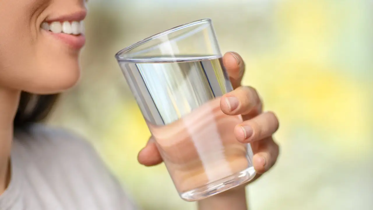Bevi acqua al mattino appena sveglio? Ecco cosa succede davvero al corpo Bevi acqua al mattino appena sveglio? Ecco cosa succede davvero al corpo
