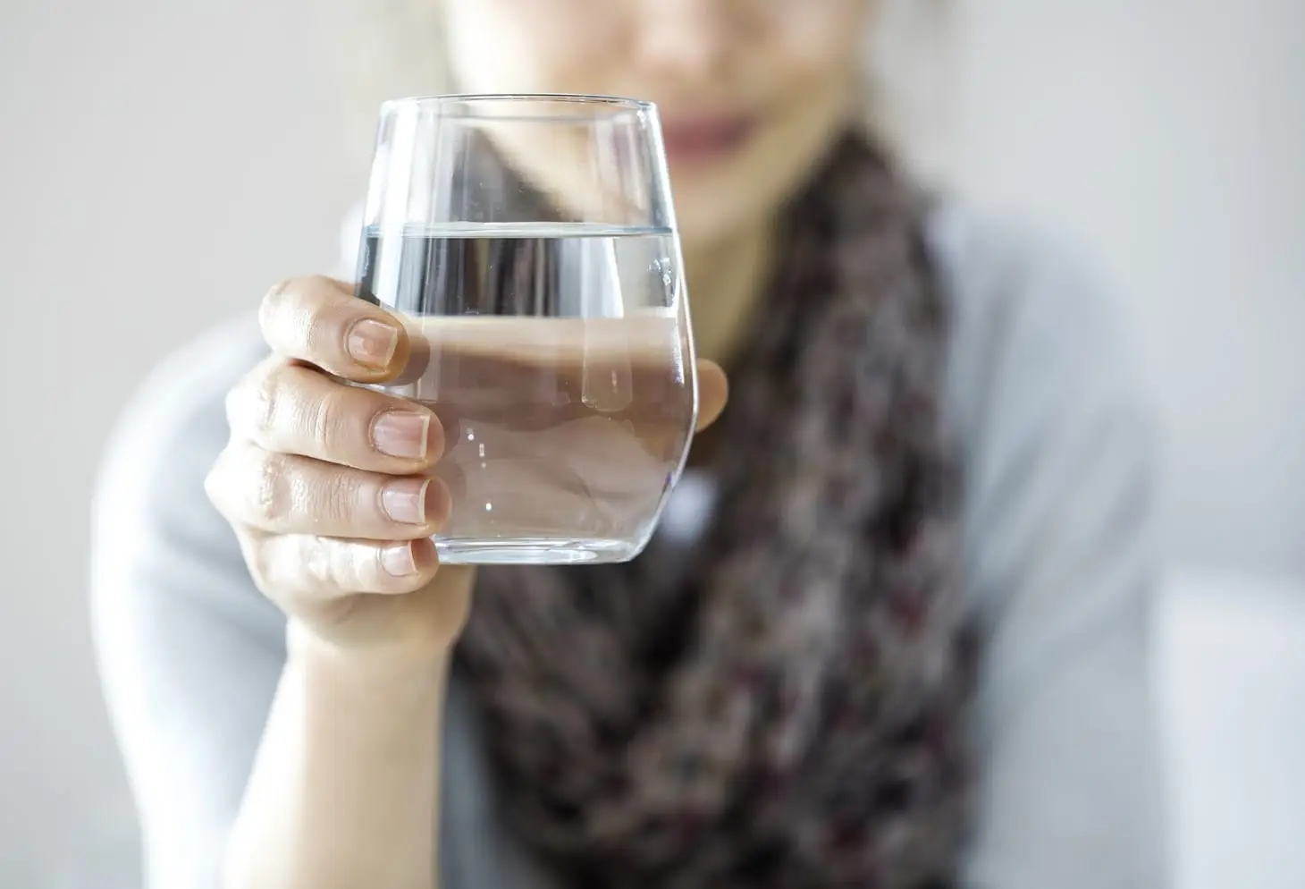 Bevi acqua al mattino appena sveglio? Ecco cosa succede davvero al corpo Bevi acqua al mattino appena sveglio? Ecco cosa succede davvero al corpo