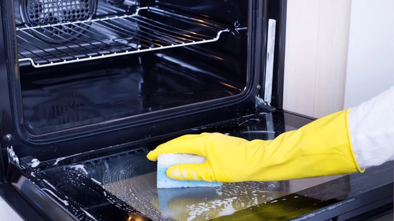 Sapone di Marsiglia nel forno: il trucco che sgrassa senza strofinare Sapone di Marsiglia nel forno: il trucco che sgrassa senza strofinare
