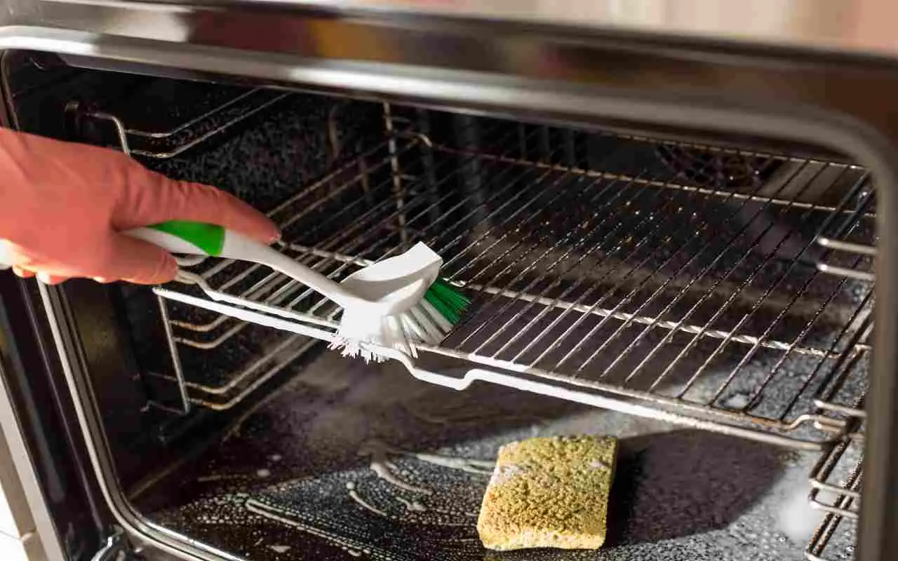 Sapone di Marsiglia nel forno: il trucco che sgrassa senza strofinare Sapone di Marsiglia nel forno: il trucco che sgrassa senza strofinare