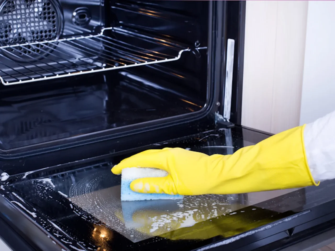 Sapone di Marsiglia nel forno: il trucco che sgrassa senza strofinare Sapone di Marsiglia nel forno: il trucco che sgrassa senza strofinare