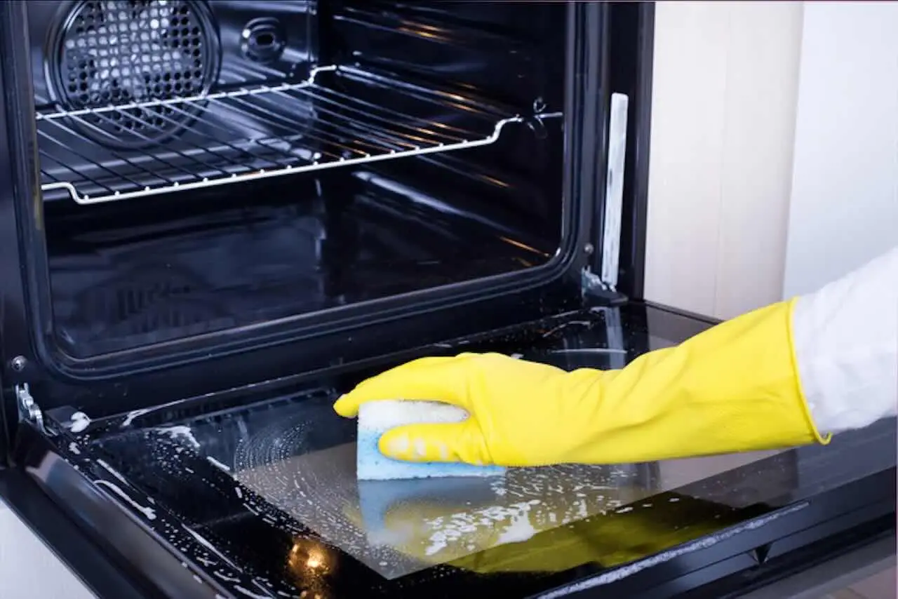 Sapone di Marsiglia nel forno: il trucco che sgrassa senza strofinare Sapone di Marsiglia nel forno: il trucco che sgrassa senza strofinare