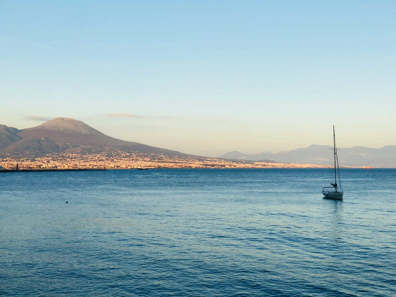 Mare o montagna? Ecco cosa scegliere in base al tuo stile di vita Mare o montagna? Ecco cosa scegliere in base al tuo stile di vita
