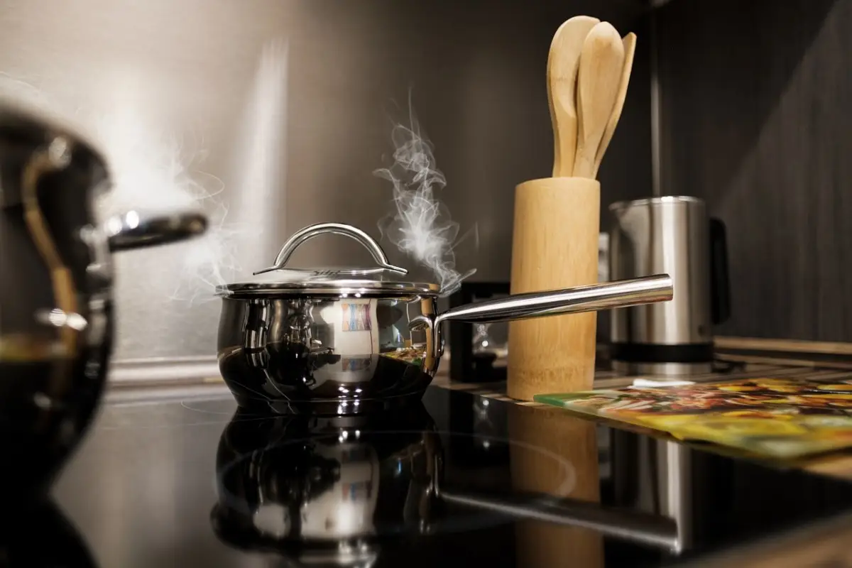 Vuoi una cucina più sicura? Cinque abitudini che molti sottovalutano e ti espongono a rischi Vuoi una cucina più sicura? Cinque abitudini che molti sottovalutano e ti espongono a rischi