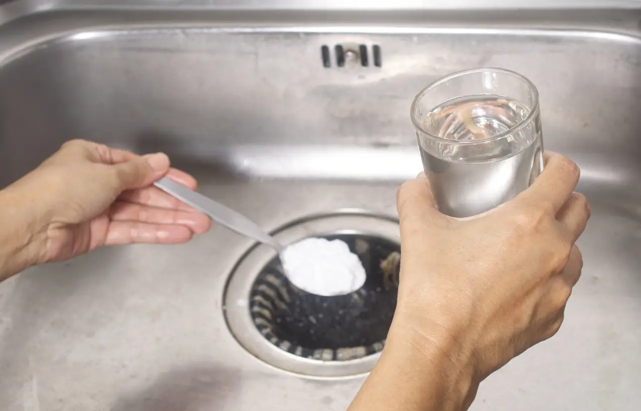 Scopri subito perché combinare aceto e bicarbonato può essere dannoso per le tubature Scopri subito perché combinare aceto e bicarbonato può essere dannoso per le tubature