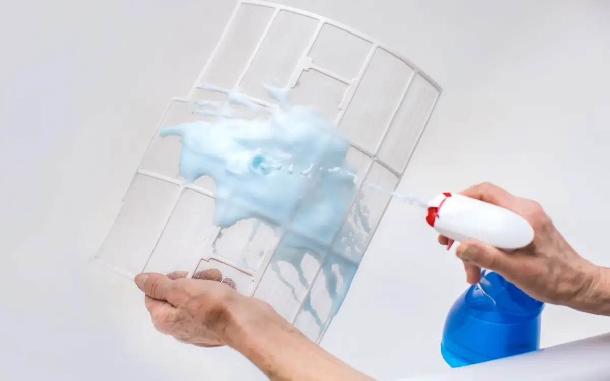 Sai davvero come pulire i filtri del condizionatore senza rischiare allergie? Sai davvero come pulire i filtri del condizionatore senza rischiare allergie?