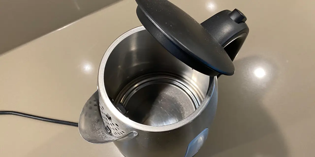 Scopri come prevenire la formazione di calcare nel bollitore senza prodotti chimici Scopri come prevenire la formazione di calcare nel bollitore senza prodotti chimici