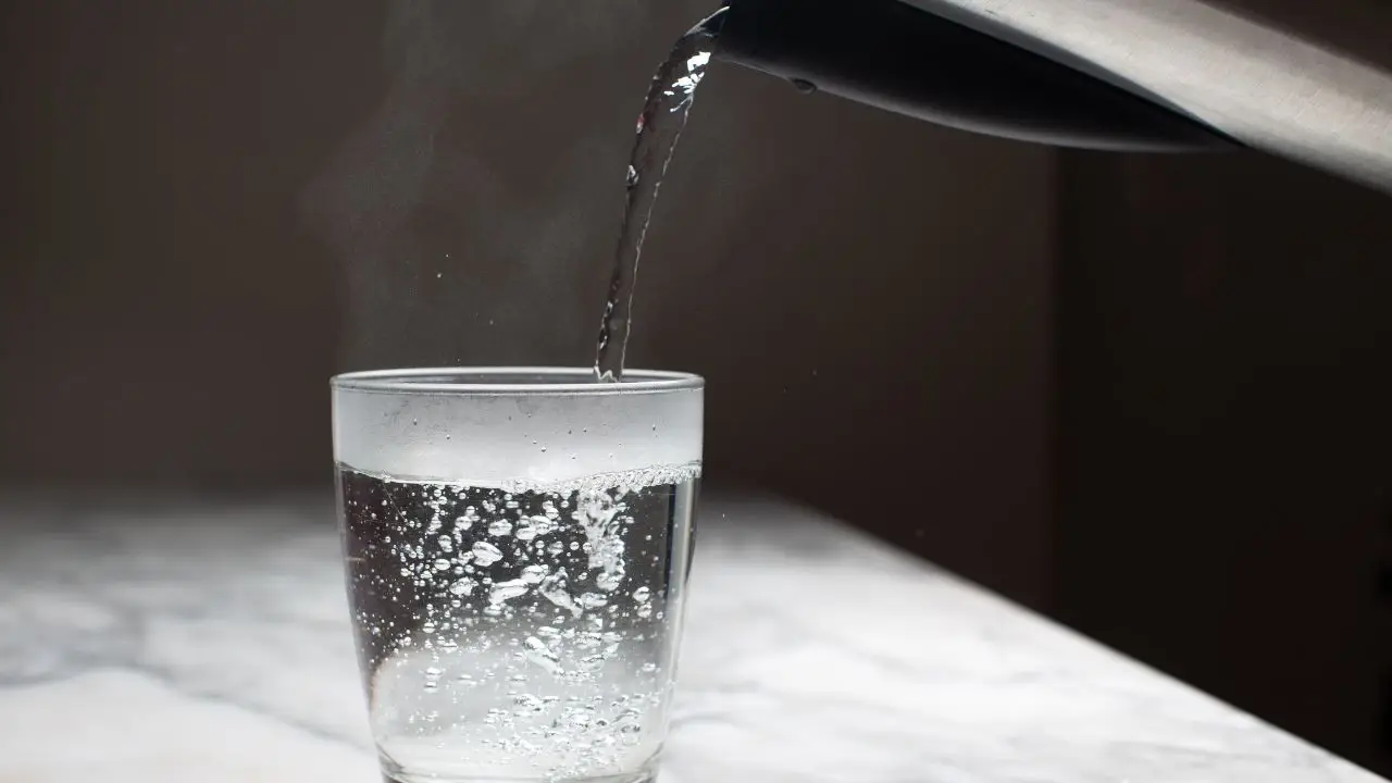 Scopri come prevenire la formazione di calcare nel bollitore senza prodotti chimici Scopri come prevenire la formazione di calcare nel bollitore senza prodotti chimici