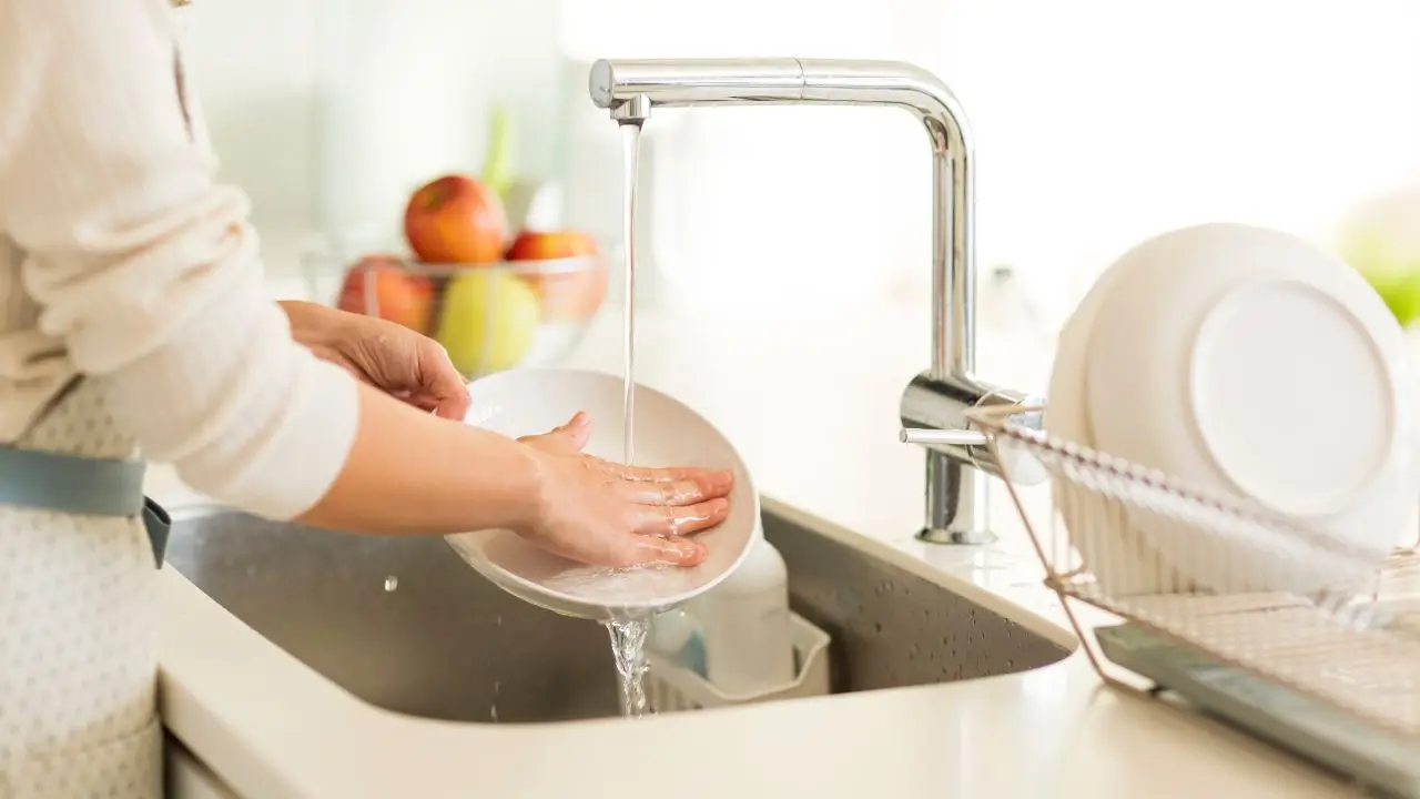 Sai perché lavare i piatti con l’acqua troppo calda può essere rischioso? Sai perché lavare i piatti con l’acqua troppo calda può essere rischioso?