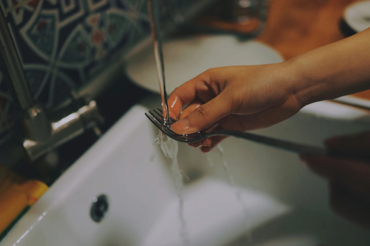 Sai perché lavare i piatti con l’acqua troppo calda può essere rischioso? Sai perché lavare i piatti con l’acqua troppo calda può essere rischioso?