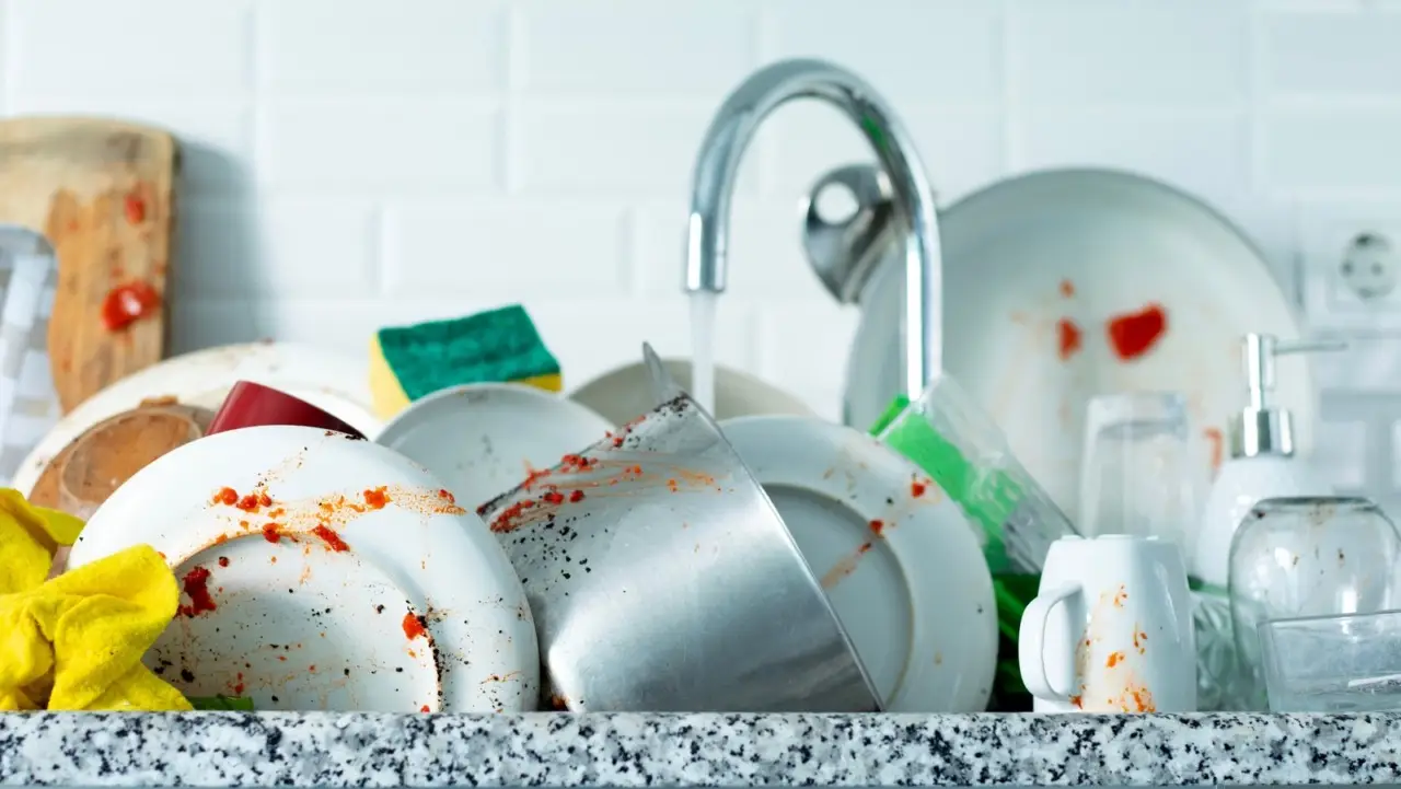 Sai perché lavare i piatti con l’acqua troppo calda può essere rischioso? Sai perché lavare i piatti con l’acqua troppo calda può essere rischioso?