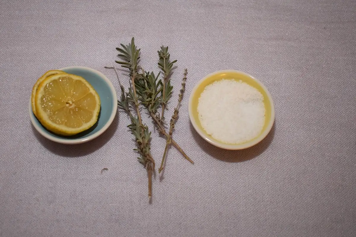 Cinque passi per eliminare gli odori dal frigorifero con ingredienti naturali in cucina Cinque passi per eliminare gli odori dal frigorifero con ingredienti naturali in cucina