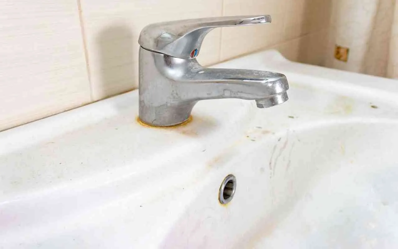 Elimina il calcare dal rubinetto in pochi minuti con un rimedio casalingo semplicissimo Elimina il calcare dal rubinetto in pochi minuti con un rimedio casalingo semplicissimo