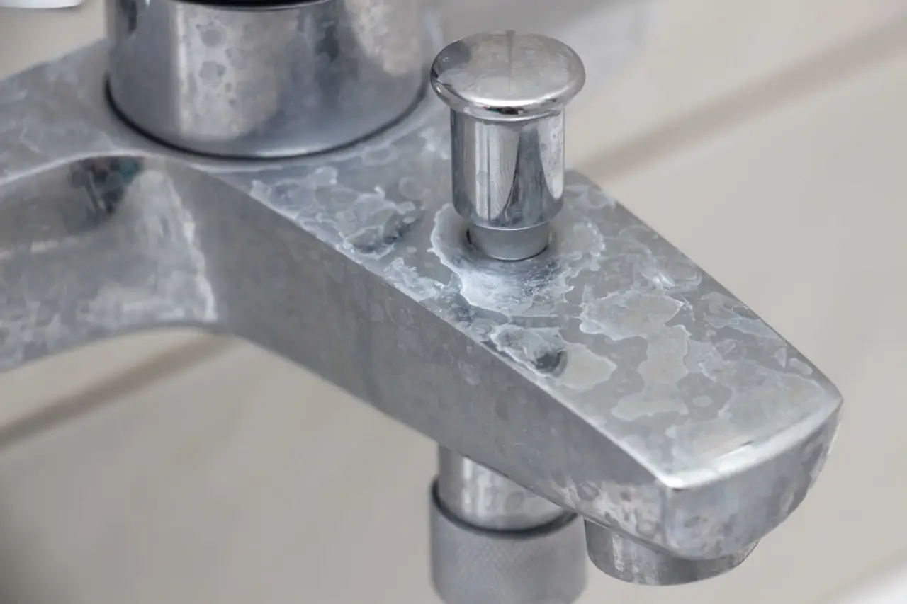 Elimina il calcare dal rubinetto in pochi minuti con un rimedio casalingo semplicissimo Elimina il calcare dal rubinetto in pochi minuti con un rimedio casalingo semplicissimo