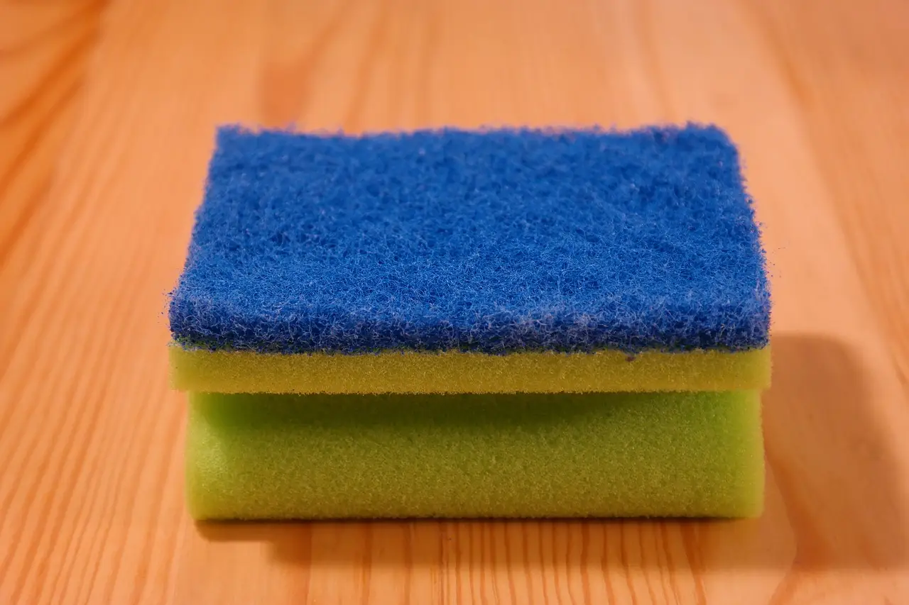 Sai davvero come si igienizza la spugna da cucina senza rischi per la salute? Sai davvero come si igienizza la spugna da cucina senza rischi per la salute?