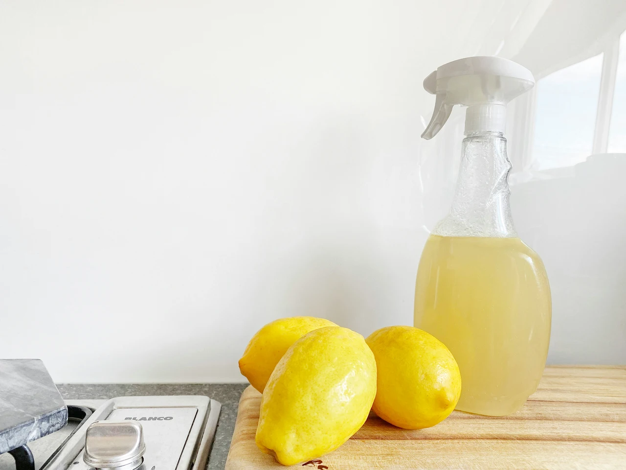 Allontana i moscerini dalla frutta con una soluzione naturale ed efficace in pochi secondi Allontana i moscerini dalla frutta con una soluzione naturale ed efficace in pochi secondi