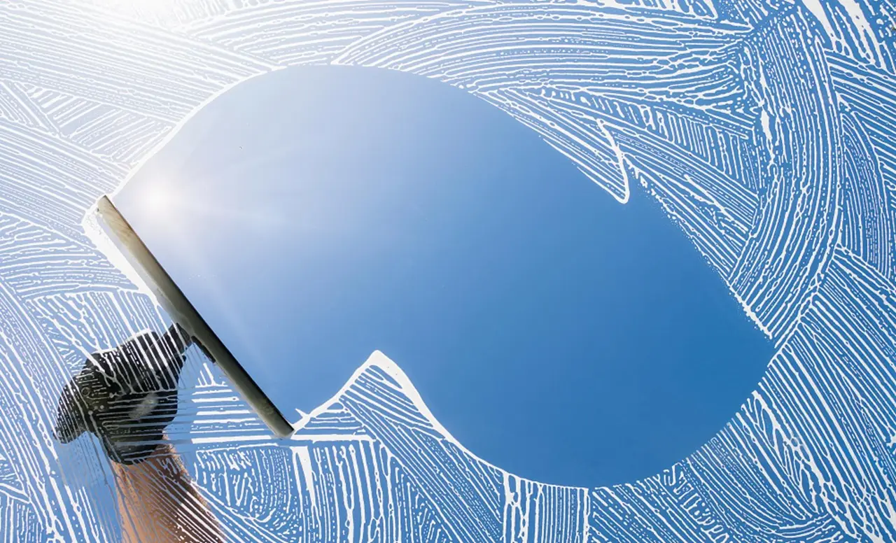 Sai che pulire le finestre al sole può peggiorare le macchie? Scopri come evitare errori Sai che pulire le finestre al sole può peggiorare le macchie? Scopri come evitare errori