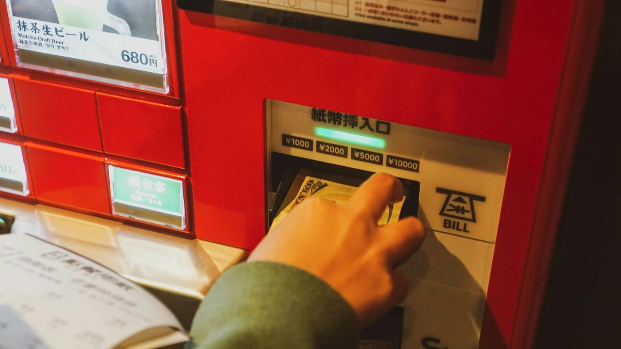 Allarme nei distributori automatici: nuova indagine sui rischi delle acque confezionate Allarme nei distributori automatici: nuova indagine sui rischi delle acque confezionate