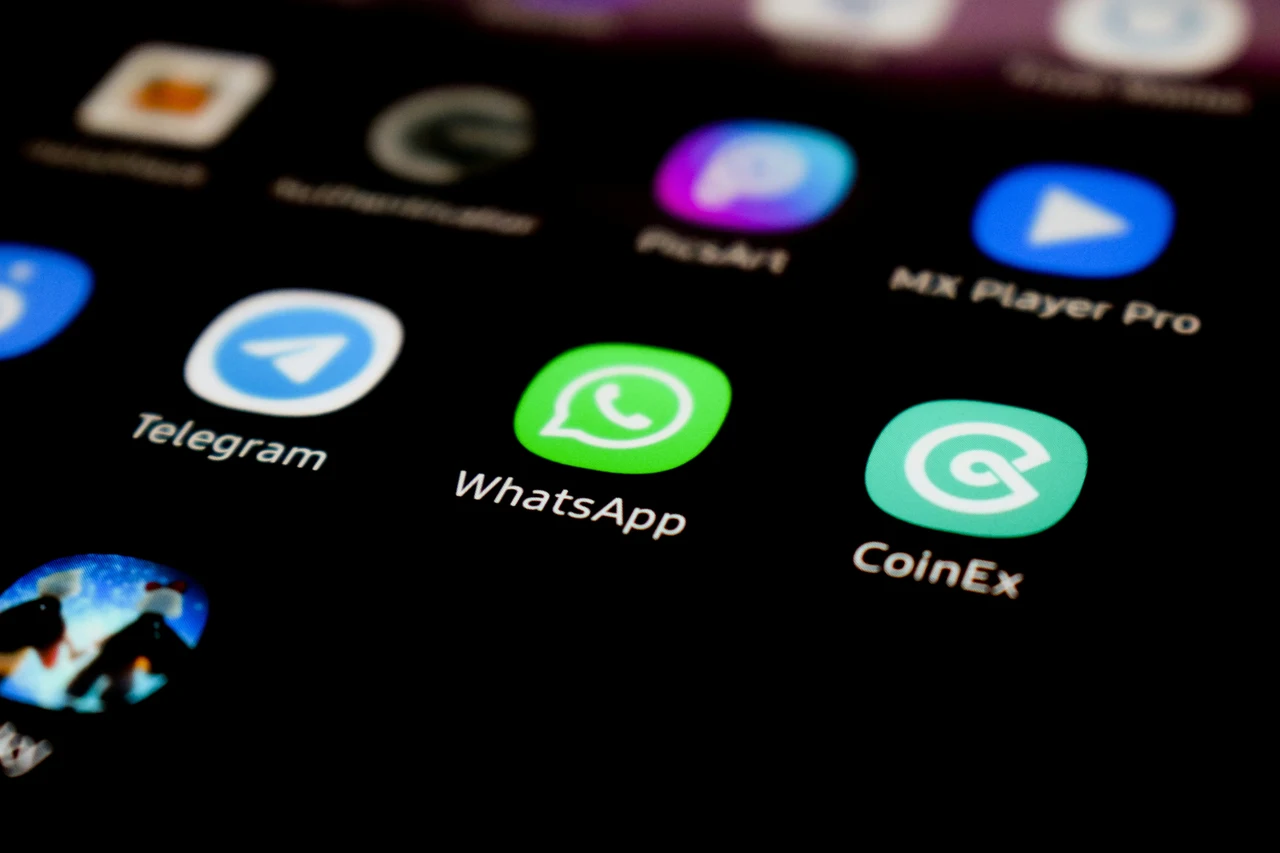 Guida pratica per organizzare meglio le cartelle delle chat sulle app di messaggistica Guida pratica per organizzare meglio le cartelle delle chat sulle app di messaggistica